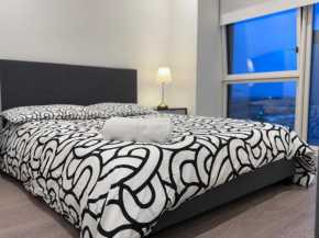 Modern Gem near Excel London & O2 Arena Balcony!